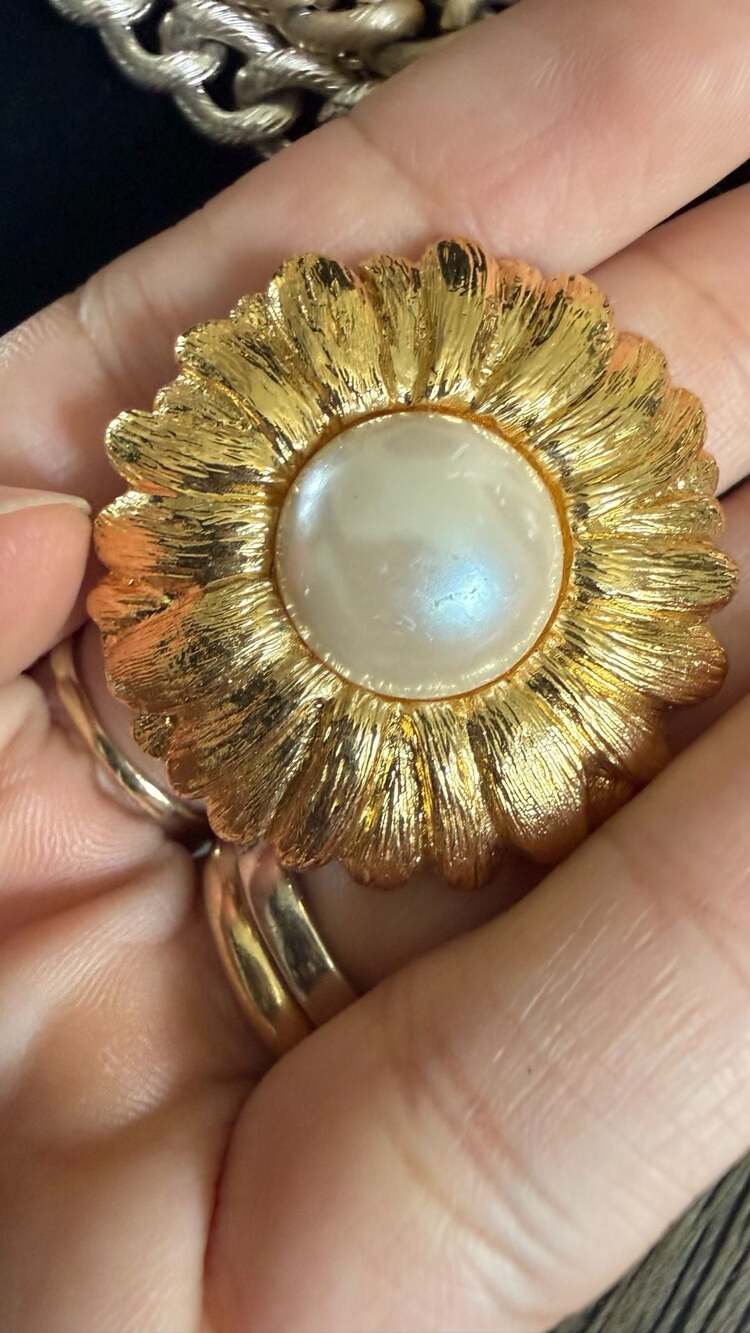 Vintage Gold Tone Daisy Flower Brooch with Faux Pearl Cabochon Center